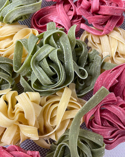 Dreifarbige lange Bandnudeln Fettuccine Tricolore von Pasta Dellini handgemacht in Graz 250g